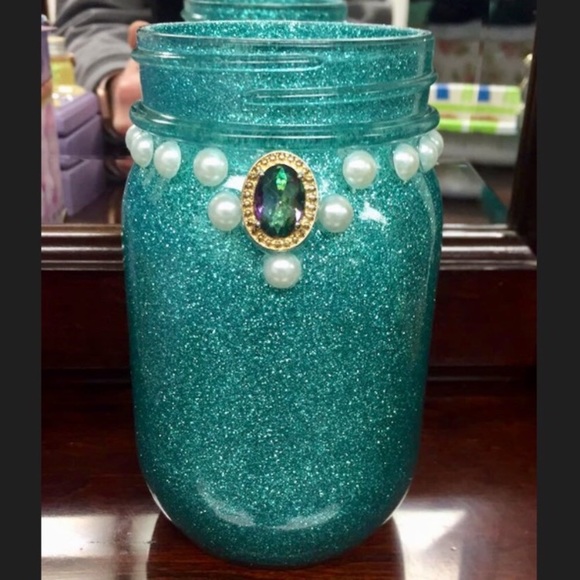 Check out her closet! - Picture 7 of 9